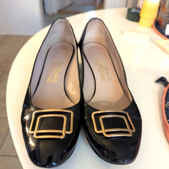 Vintage Black Patent Leather Salvatore Ferragamo Flats (1" Heel) 8.5 B - Picture 1 of 14